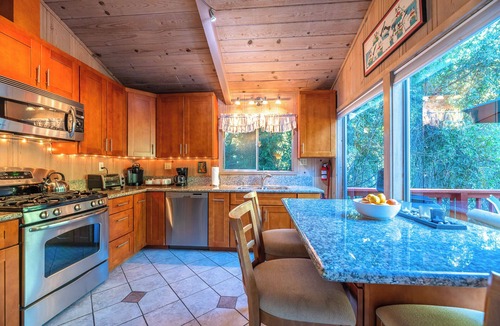 Northwood House | Redwood Cabin Near Guerneville~River Views, Golf & Playcation~Aunt G’s