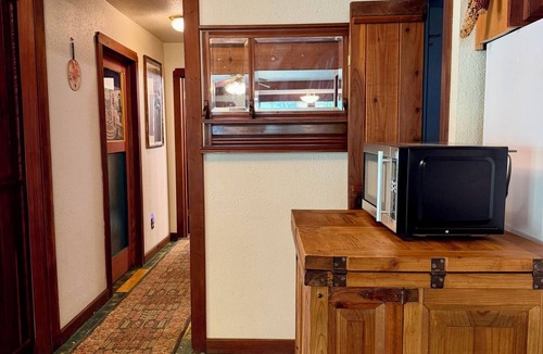 Westhaven-Moonstone House | 🌲Redwood Garden Sanctuary- Nestled in Gardens, Forest and Minutes from the Sea.