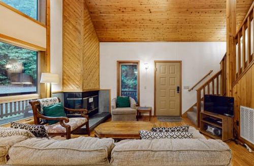Mendocino House | Redwood Rest Getaway - Cedar Home with Loft & Deck