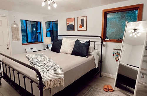 La Selva Beach Cottage | Redwoods Mountain Cottage wKing Bed