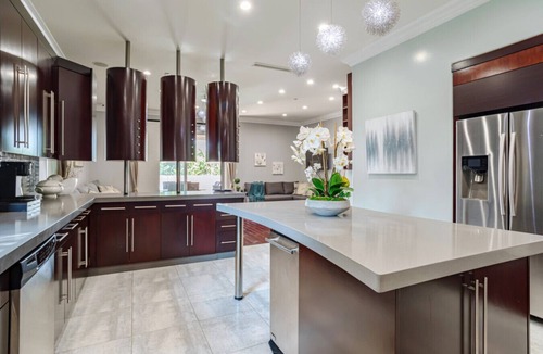 Valley Glen House | Regal 4 bed with hot tub close to Universal Studios