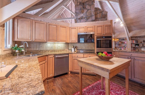 Olympic Valley Cabin | Reid Ski Lodge: A spacious retreat for 14 in Olympic Valley with hot tub.