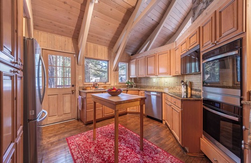Olympic Valley Cabin | Reid Ski Lodge: A spacious retreat for 14 in Olympic Valley with hot tub.