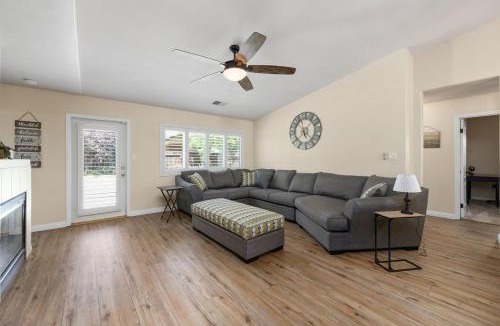 Greenacres House | Relaxing 4BR 2BA Sleeps 8 Family Friendly