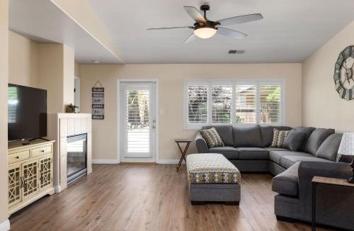 Greenacres House | Relaxing 4BR 2BA Sleeps 8 Family Friendly