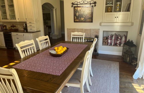 King City House | Relaxing getaway with stunning views - private grill, jacuzzi & pool