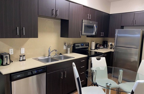 Mid-Wilshire Apartment | Relaxing Haven in LaBrea