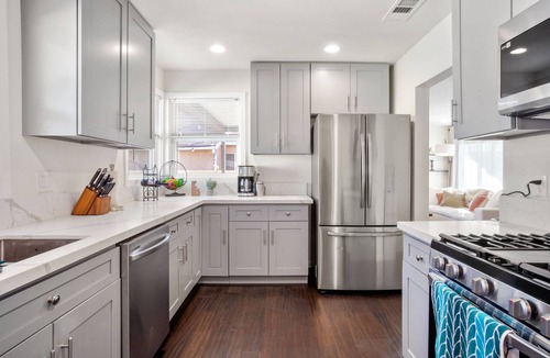 Los Angeles House | Relaxing House w/BBQ, Firepit, Laundry, Private Yard - near LAX, SoFi, Forum