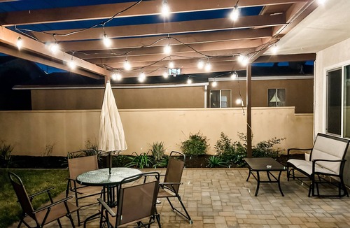 Los Angeles House | Relaxing House w/BBQ, Firepit, Laundry, Private Yard - near LAX, SoFi, Forum