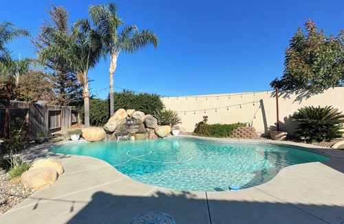 Greenacres House | Relaxing NW Bakersfield Home & Pool for travelers - 8 guests