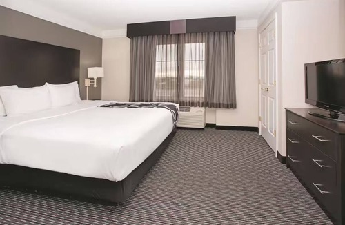 Superstition Springs Hotel | Relaxing Pool View 1BR Suite | Romantic Getaway | Free Continental Breakfast