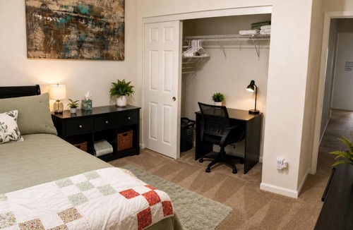 Tracy House | Relaxing Queen Suite with Private Bathroom