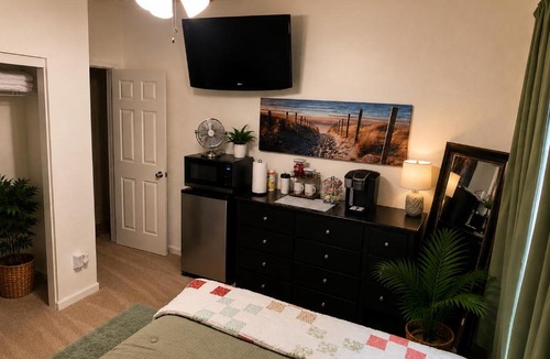 Tracy House | Relaxing Queen Suite with Private Bathroom