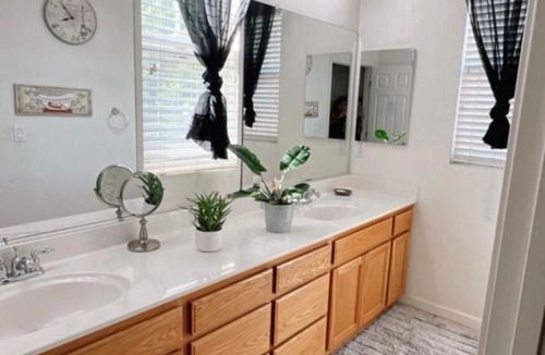 Tracy House | Relaxing Queen Suite with Private Bathroom