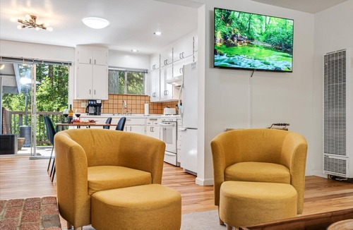 Guerneville House | Relaxing Retreat~Hot Tub~Yard~Near Russian River ~Dog–Guerneville Escape