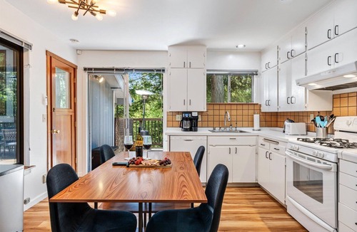 Guerneville House | Relaxing Retreat~Hot Tub~Yard~Near Russian River ~Dog–Guerneville Escape