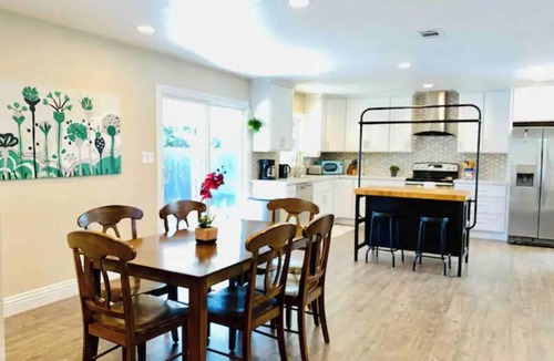 Newark House | Remodeled 3BR Home, 4-Car Parking, Sleeps 10, Silicon Valley