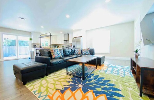Newark House | Remodeled 3BR Home, 4-Car Parking, Sleeps 10, Silicon Valley