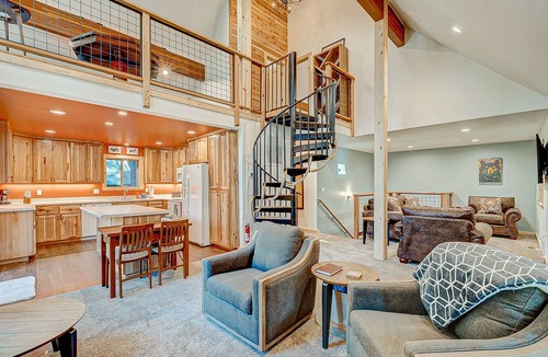 Pla-Vada Woodlands Ski Chalet | Remodeled chalet with private hot tub, bumper pool table & W&D