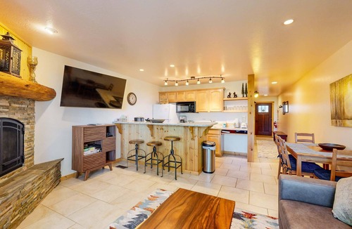 Truckee Condo | Remodeled Coyote Fork getaway - Ski-in-ski-out with pools, hot tubs & tennis