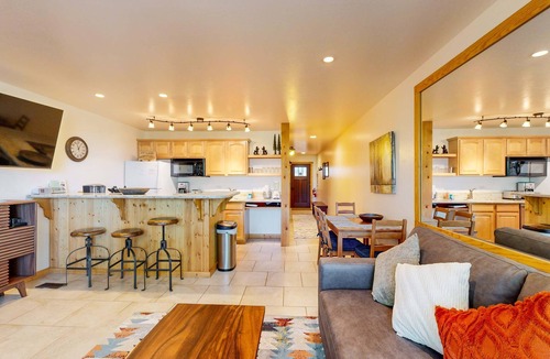 Truckee Condo | Remodeled Coyote Fork getaway - Ski-in-ski-out with pools, hot tubs & tennis