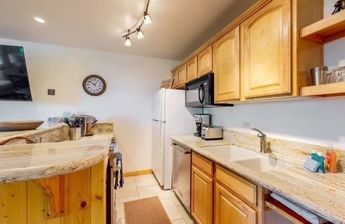 Truckee Condo | Remodeled Coyote Fork getaway - Ski-in-ski-out with pools, hot tubs & tennis