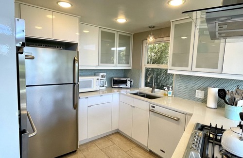 Lantern District House | Renovated Mid-century - Walk to Harbor/Doheny!