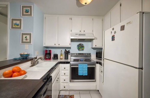 Townsite Condo | Resort Living Steps from White Sandy Beaches! Gym/Pools/Pier