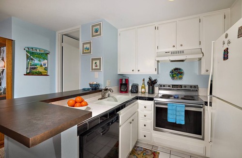 Townsite Condo | Resort Living Steps from White Sandy Beaches! Gym/Pools/Pier
