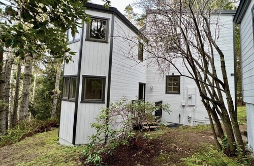 Manchester House | River Rock Beach House, Irish Beach private access