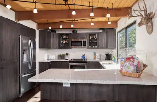 Upper Moonridge Ski Chalet | "Robins Nest" Ski Slope Views, spa, new pool tbl, pets welcome.