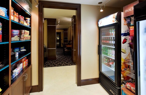 Reno/Tahoe Airport Condo | Roll-In Shower Accessible 1-BR | Free Breakfast & Pool