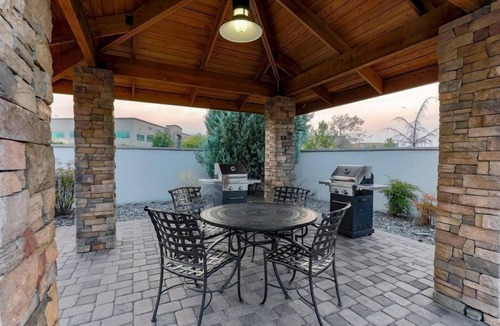 Reno/Tahoe Airport Condo | Roll-In Shower Accessible 1-BR | Free Breakfast & Pool