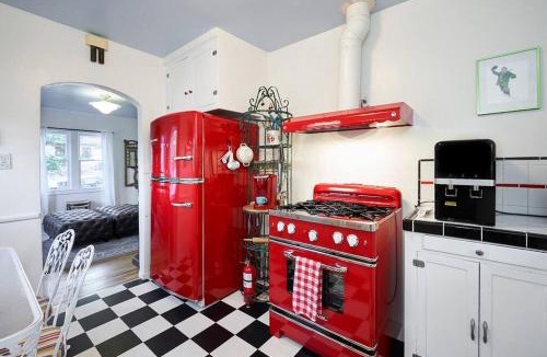 Prescott House | Romantic Escape+Close Walk To Town+Hot Tub+Pets OK