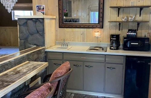 Big Bear Lake Cottage | Romantic Studio Cabin with Jacuzzi and Fireplace, Perfect for a Romantic Weekend in Big Bear, CA