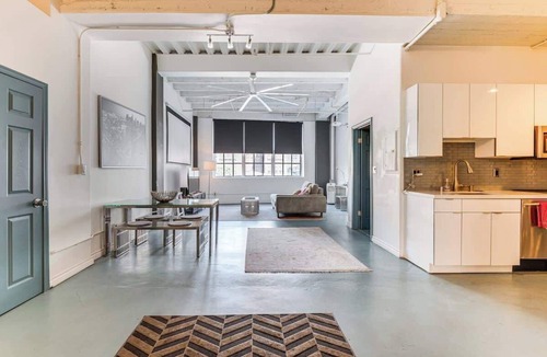 Historic Core Condo | Rooftop Pool & Hot Tub in Heart of DTLA