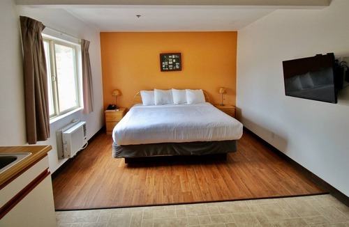 Kernville Cabin | Room 04 (Pet Friendly) King Studio Kitchenette