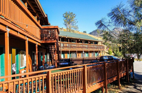 Kernville Cabin | Room 04 (Pet Friendly) King Studio Kitchenette