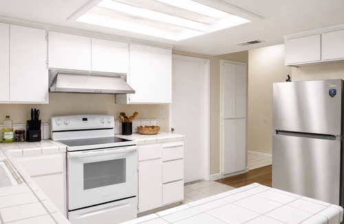 Hanford House | Roomy 3BR & 2BA Retreat with Laundry & King Bed