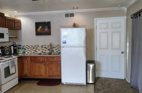 Roseville House | Roseville Studio - Fast WiFi - Full Kitchen - Near Multiple Hospitals