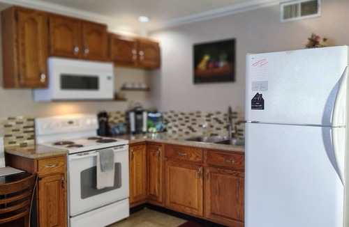 Roseville House | Roseville Studio - Fast WiFi - Full Kitchen - Near Multiple Hospitals