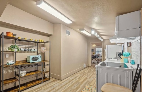 Kingman House | ROUTE 66 Cozy 2-bedroom Bungalow IN HISTORIC DOWNTOWN KINGMAN with AC