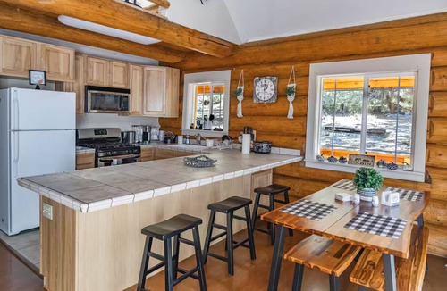 Pine Mountain Club Cabin | Rustic, Modern Log Cabin Cozy 3 Bedroom Retreat