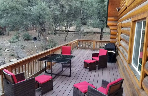 Pine Mountain Club Cabin | Rustic, Modern Log Cabin Cozy 3 Bedroom Retreat
