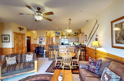 Truckee Condo | Rustic Mountain Getaway | Desk, Games, Queen Suite & Bunk, Near Downtown