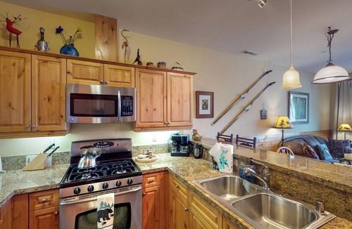 Truckee Condo | Rustic Mountain Getaway | Desk, Games, Queen Suite & Bunk, Near Downtown