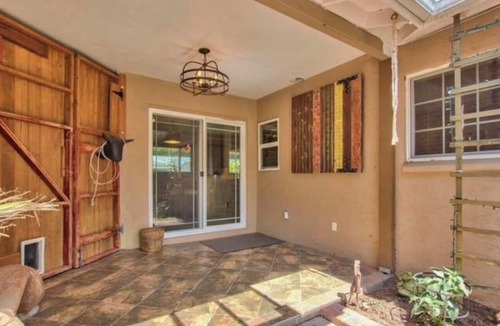 Southwest Village House | Rustic Retreat,a place to relax & decompress! Walking distance to Old Scottsdale