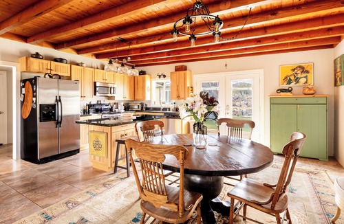 Morongo Valley House | Rustic Retreat Fire pit BBQ Gardens