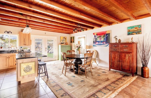 Morongo Valley House | Rustic Retreat Fire pit BBQ Gardens