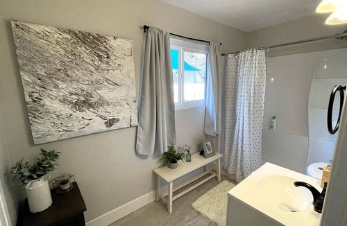 North Oak Park Cottage | Sacramento Modern Bungalow Close 2 UCD Med Center